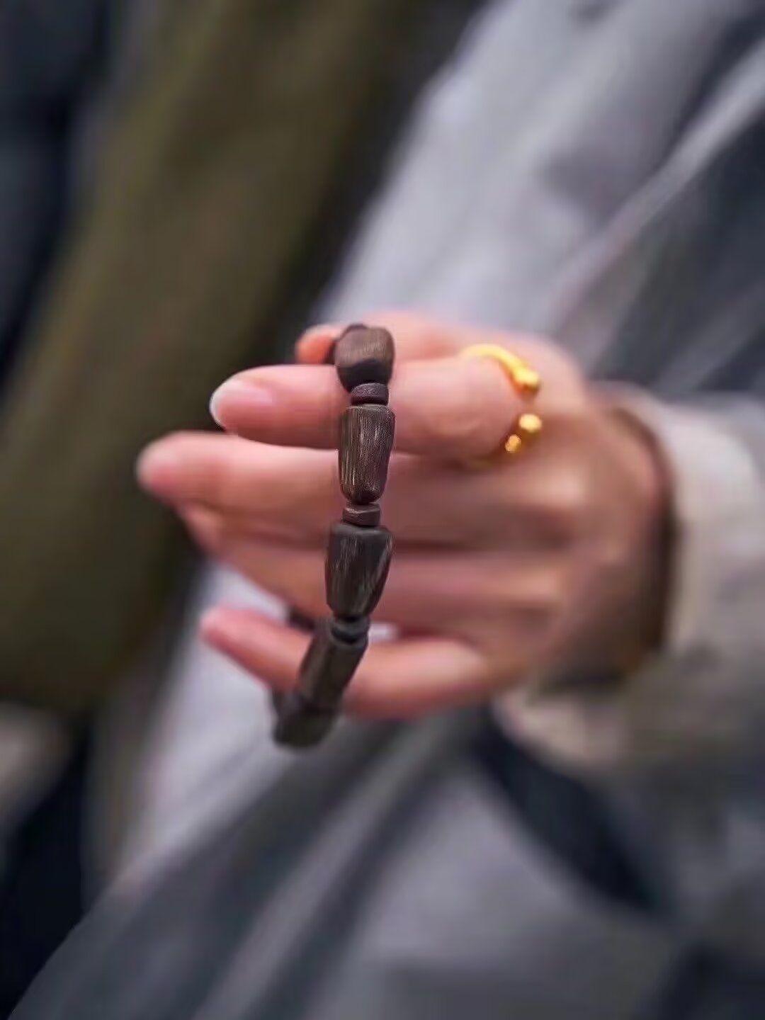 清江引·谈通透
通透并非观世貌，
自视方为妙。
人心似雾浓，
己念如纱绕。
勘破