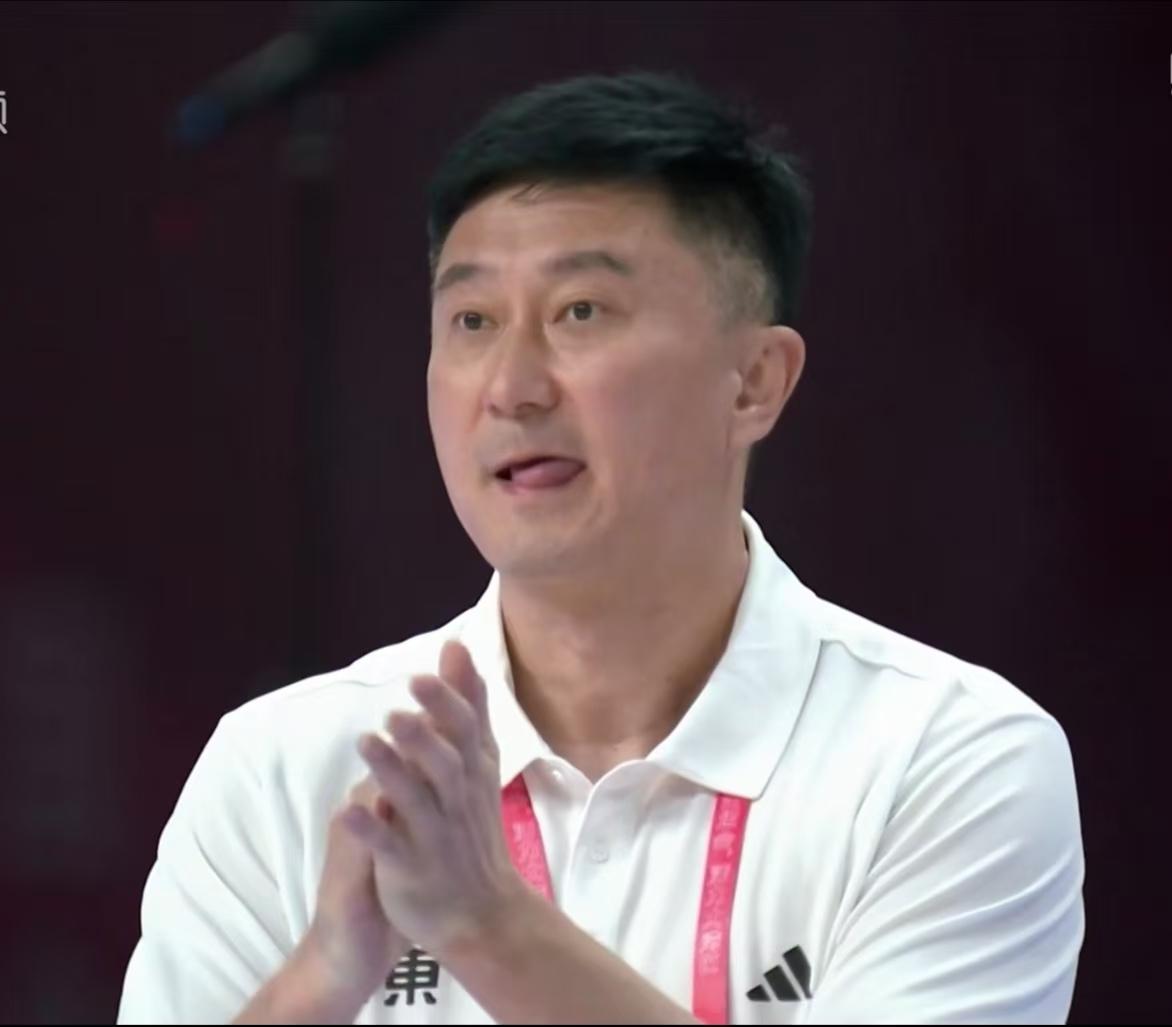广东队主教练杜峰执教的两大绝活：
1，第一个绝活儿——用气势唬人，换人就像洗牌似