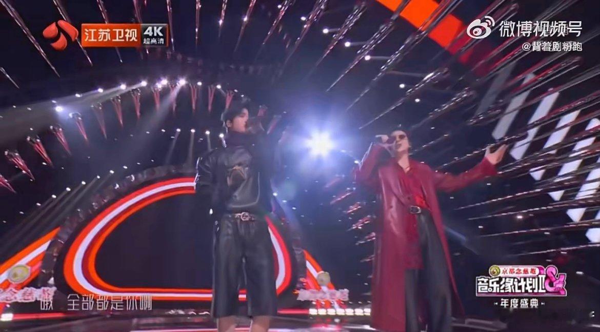刘宇宁张峻豪合唱把你的名字念一万遍 年度盛典高光时刻！刘宇宁张峻豪的合唱太有穿透