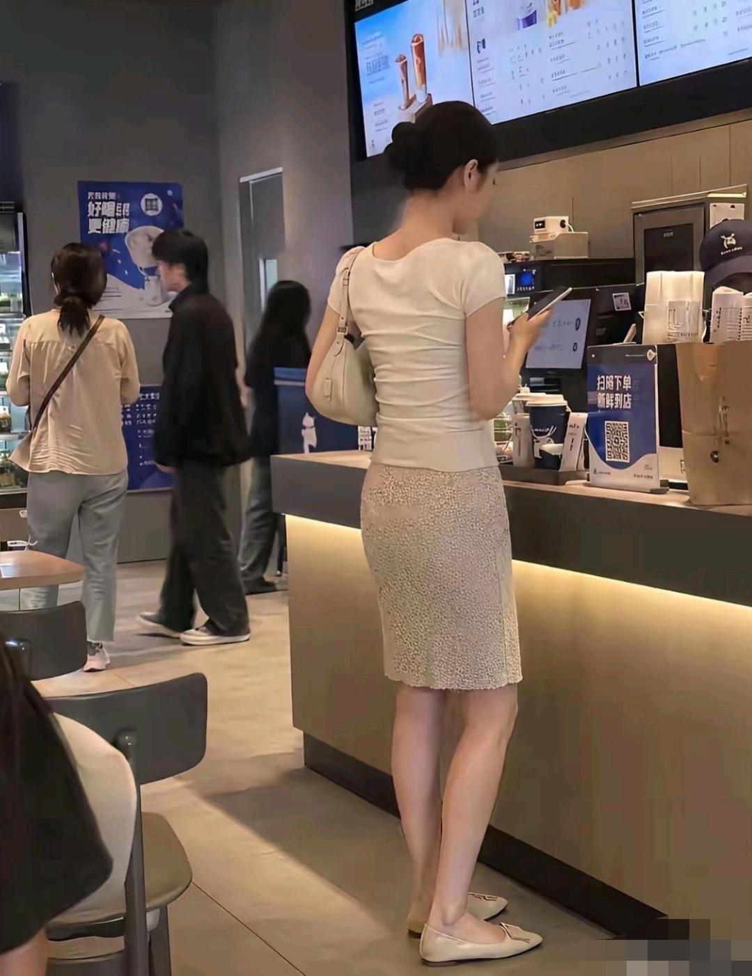 要不要帮她买单请她喝奶茶