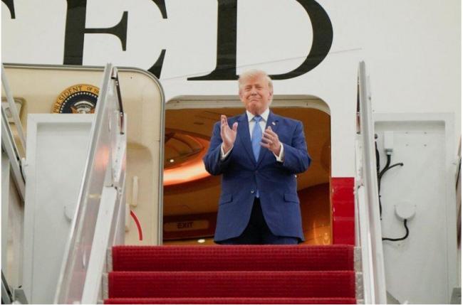 白宫秘闻：特朗普长期“自带”剪刀剪头发。
美国总统特朗普多年来一直顶著蓬松发型，