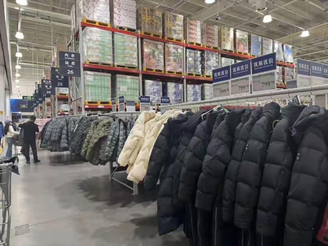 超市羽绒服火了，三五百元的羽绒服有多火？
现在人们越来越清醒了，穿羽绒服主要是为