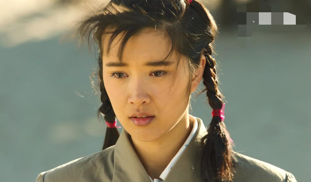 大家能认出这是哪位知名女演员的女儿吗？我是一眼就认出来了。长得很漂亮，好像她妈妈