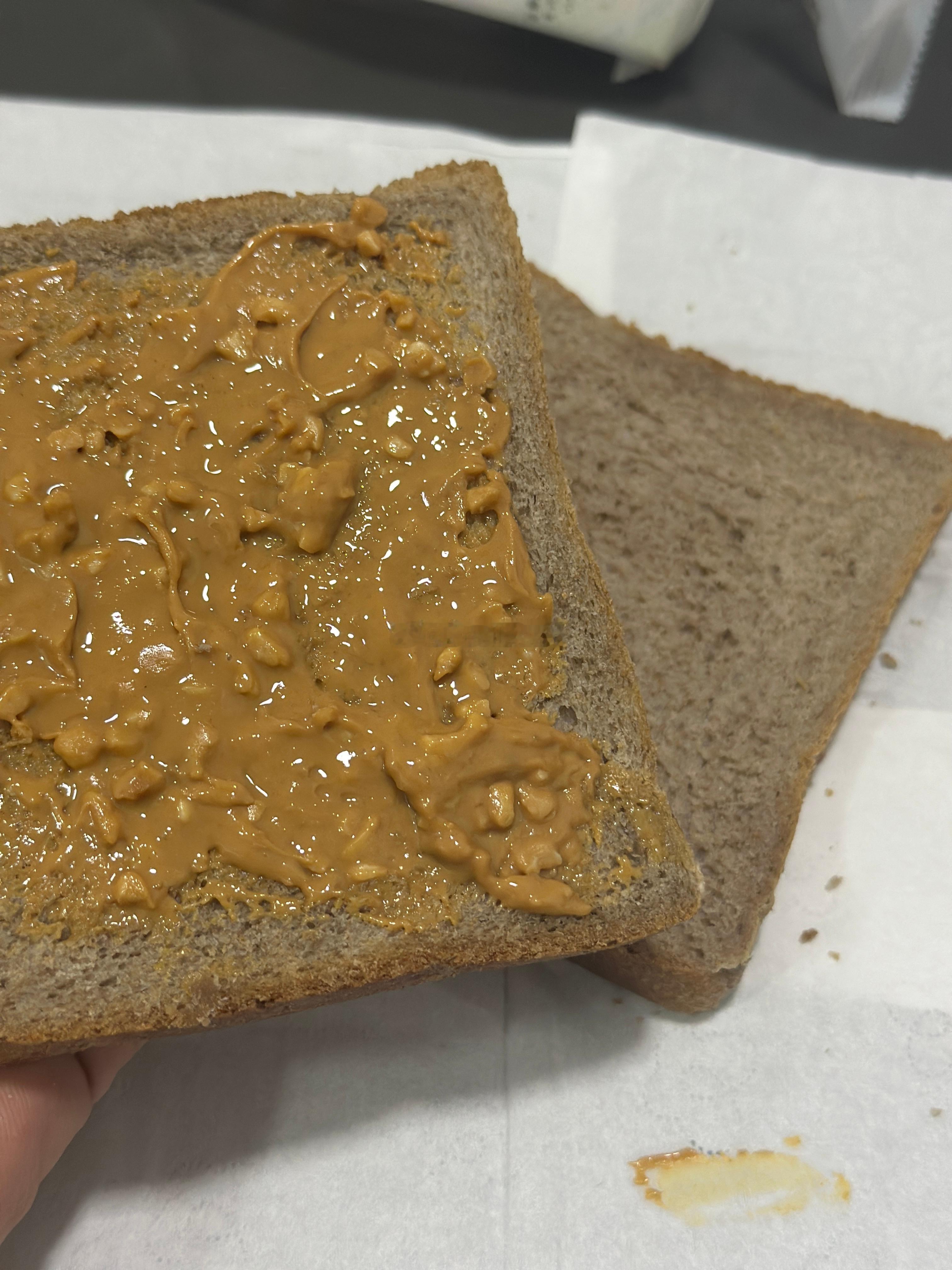 睡前忍不住吃了块夹花生酱的全麦面包 