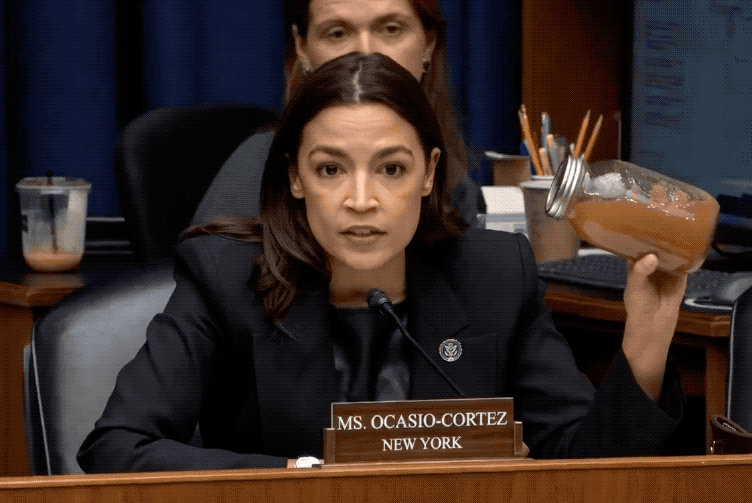 美国数据中心能污染地下水？美国议员拿脏水罐批评引发争议……近日在美国国会听证会上