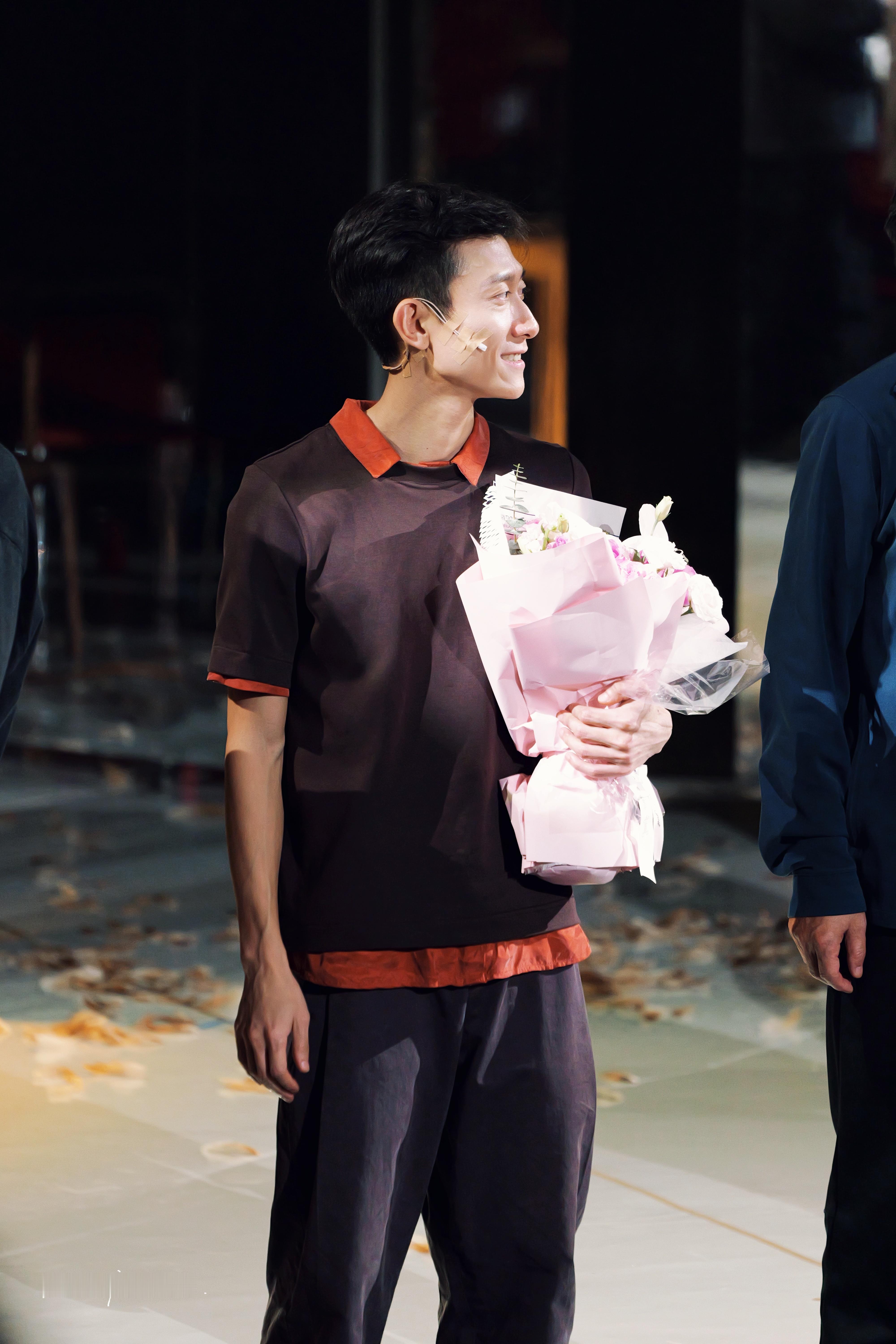 张一山[超话]张一山一地鸡毛独角戏 [心]一山一角一地鸡毛 舞台剧「一地鸡毛」首