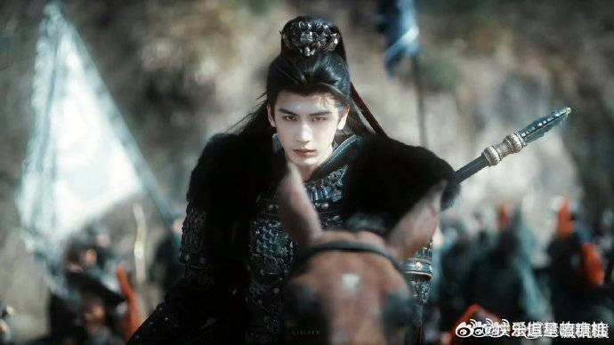 谢征雪地打戏帅成神了 寒雪漫天剑影翻飞，招式凌厉又舒展，病弱人设配超强战力，战损