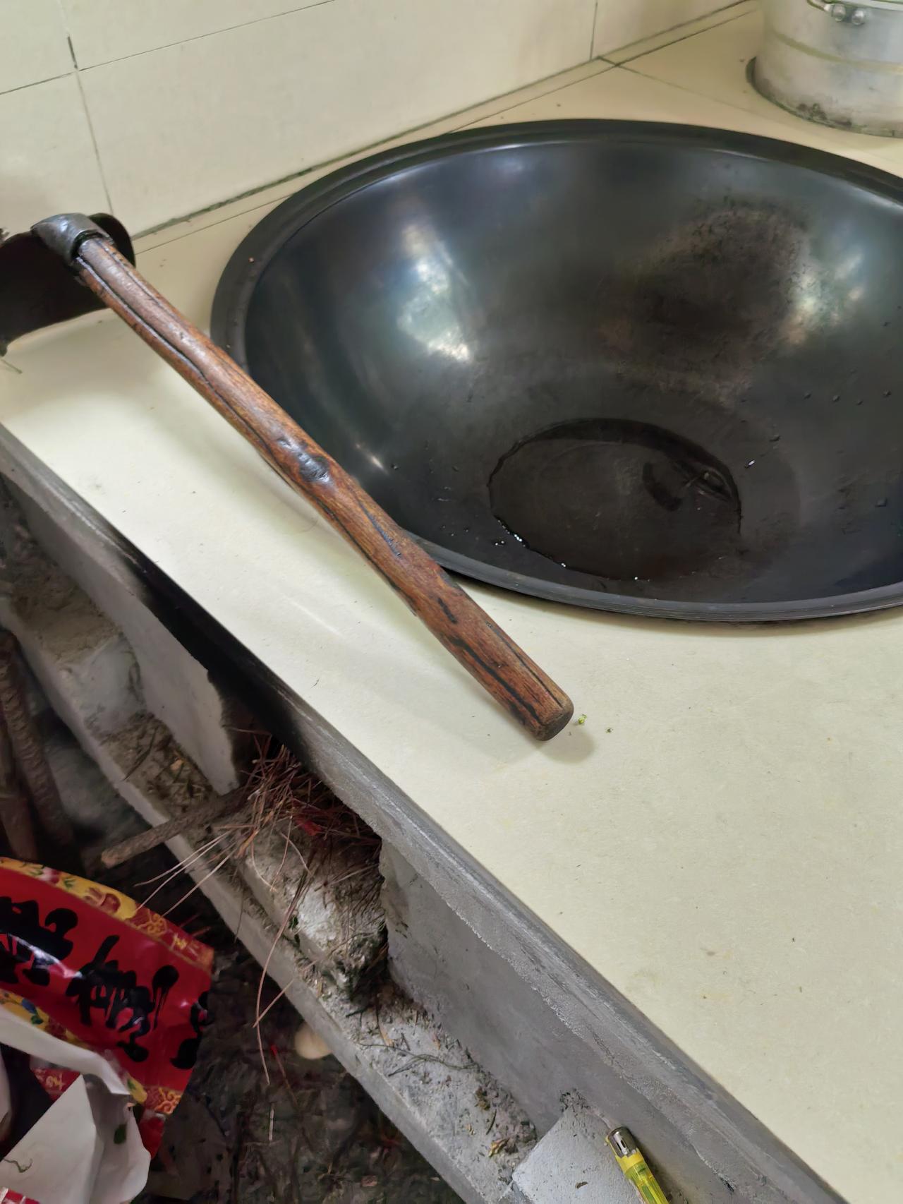 天气寒冷，注意保暖。做饭必须认真。大锅土灶走走。买了排骨和芋头。今天中午安排。味