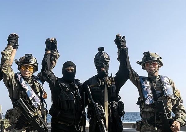 美军封锁霍尔木兹海峡，虚假大胜背后全是自身困局
 
美东时间4月13日，美军准时