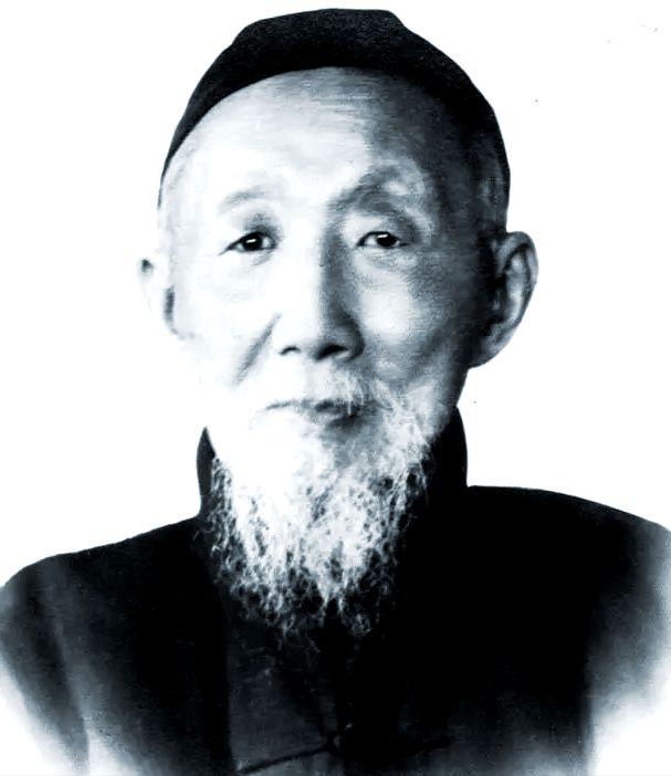 1939年，越南谅山一间破屋里，一位百岁老人临终前说了一句话：“我是一条狗，叫了
