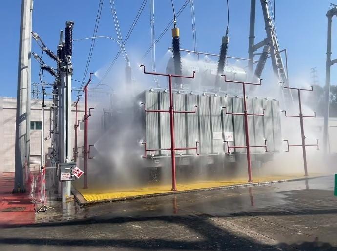 【AI一年耗水230亿方】今日，据相关报告披露，AI 全产业链年耗淡水 230 