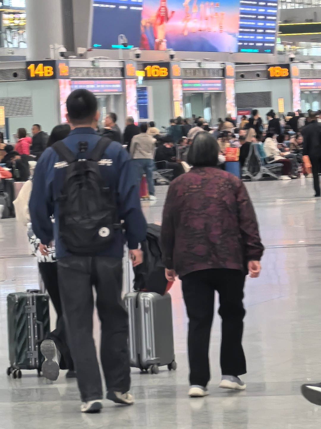 刚在西安北站乘坐扶梯，图一的小伙在我前面，乘坐扶梯途中掏身份证，手直接松开26寸