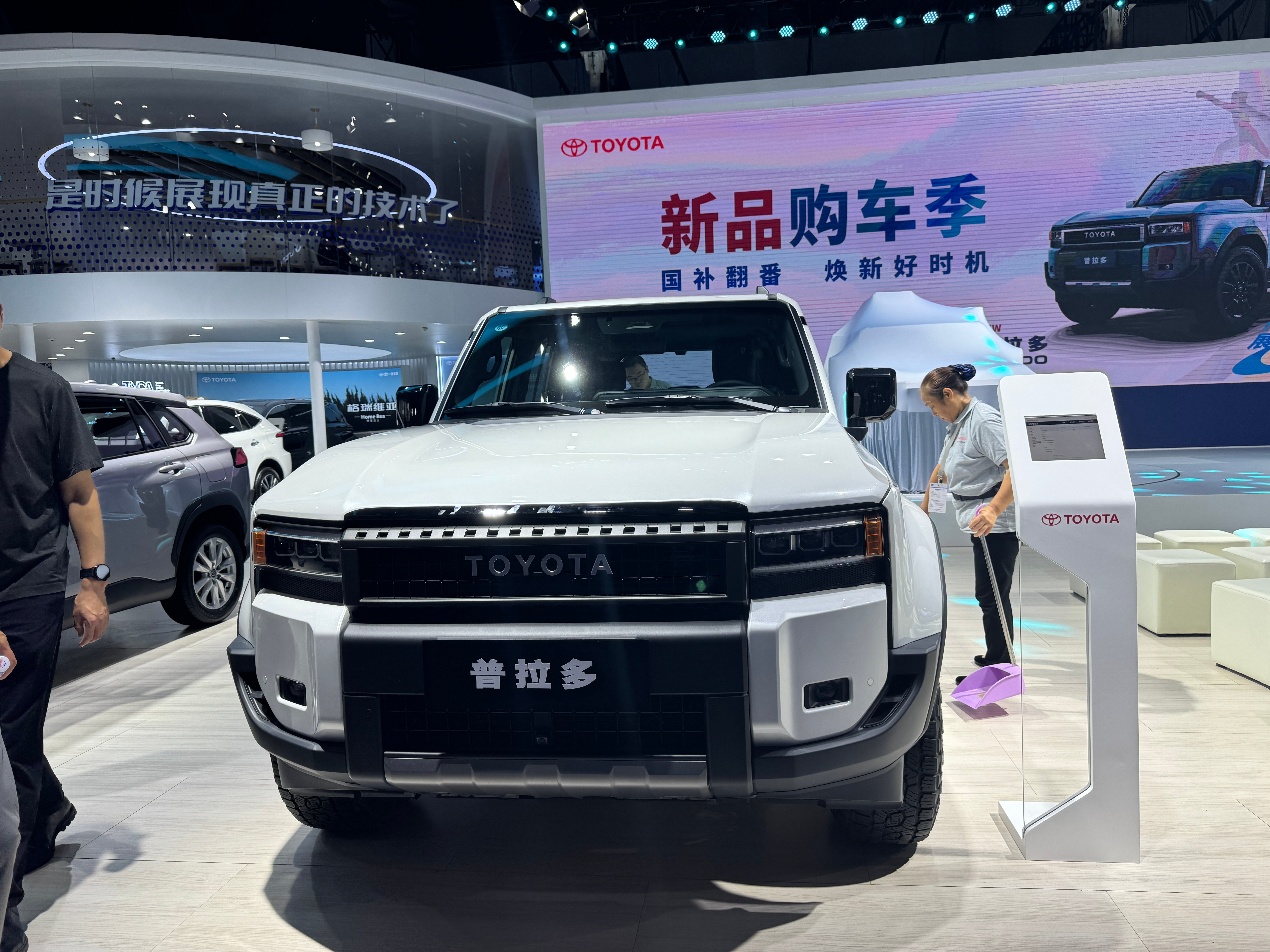 #2024成都车展# 我以为看这个车的都是老登呢，没想到围了挺多小登和中登，还是