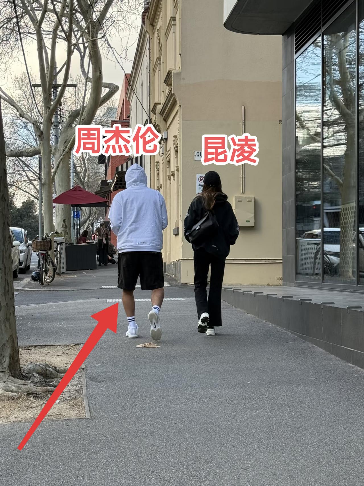 大家发现没，
周杰伦什么都好，
但有一个缺点改不了，不是感情太丰富，而是O型腿很
