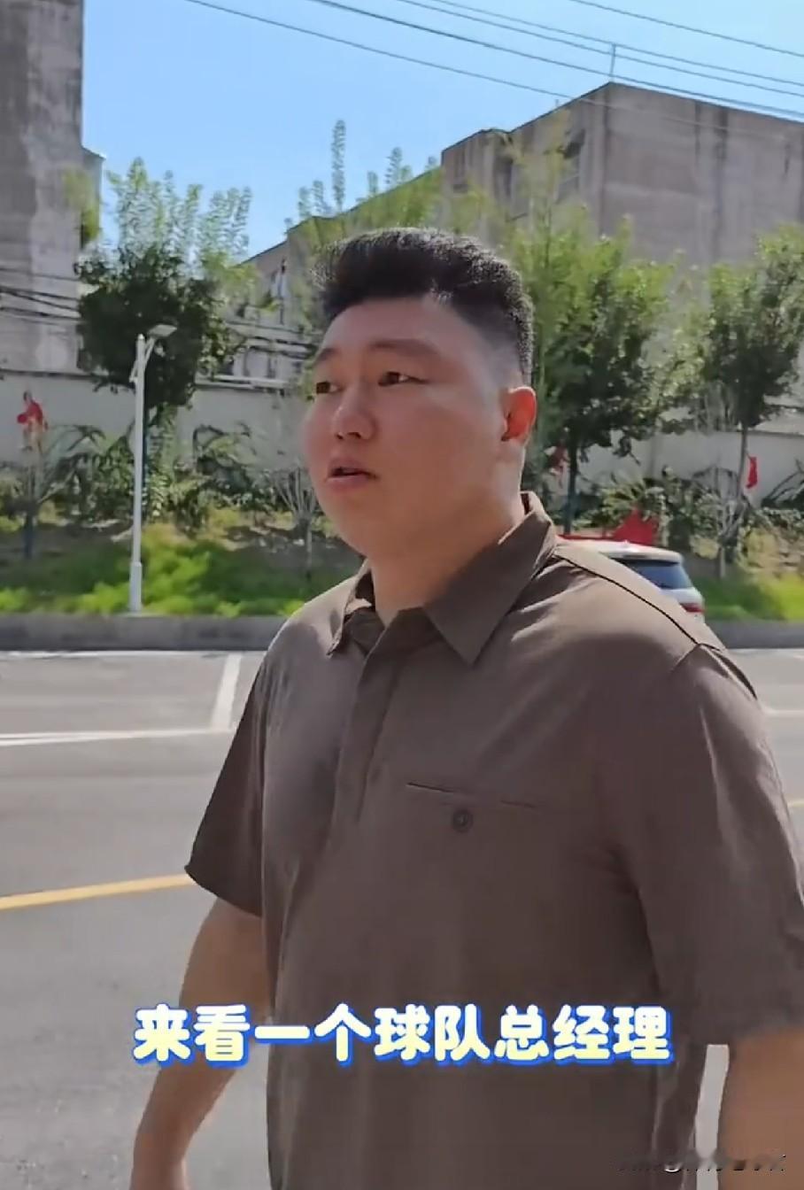 李根眉开眼笑！
昨天晚上7点左右，李根发视频向球迷们分享球队总经理的日常工作。这