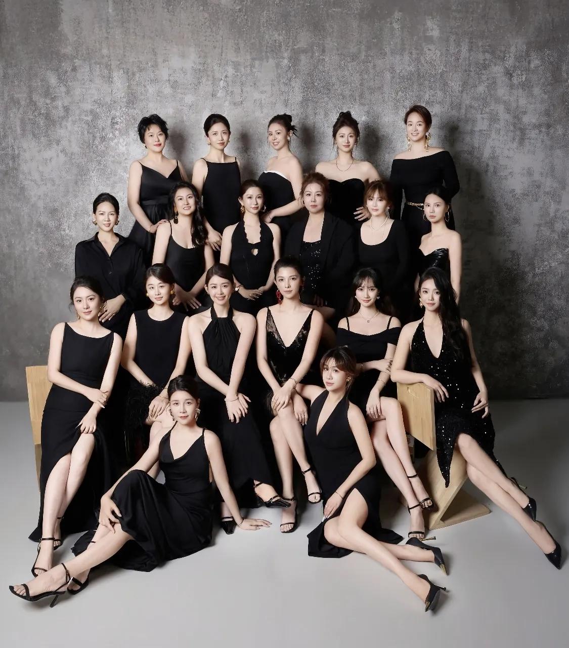 黑色穿搭始终给人感觉神秘、性感高冷、优雅