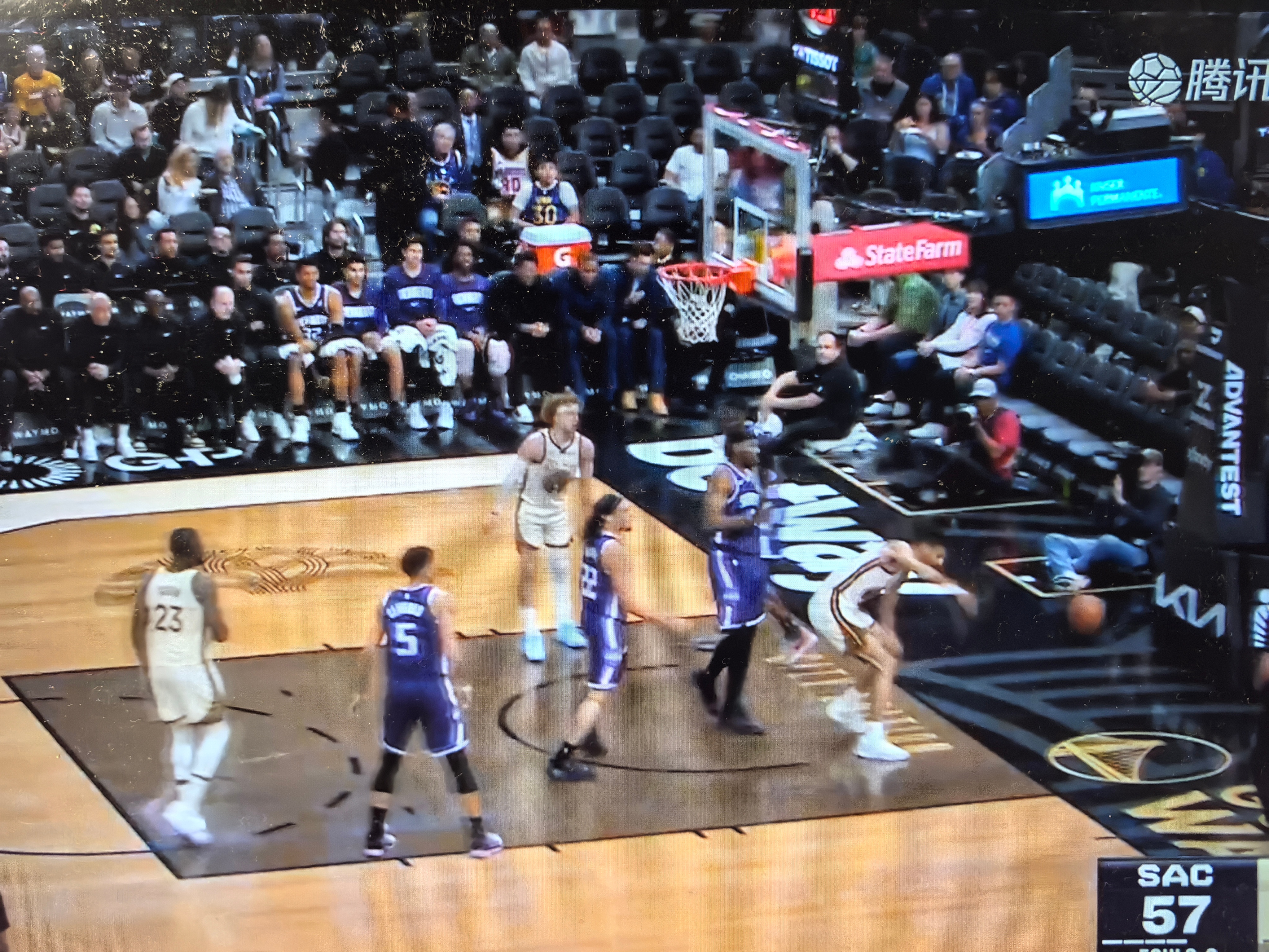 莱昂斯真是喜剧人，这种类型在台湾省联赛都找不着工作，在勇士居然可以首发勇士vs国