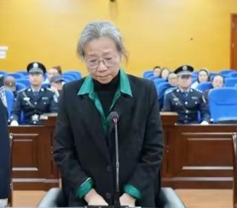 说她是景亚萍，你可能都不相信，几个月的光景已经和之前的形象判若两人，恍如隔世。