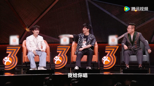 周深干拔高音说来就来脱口秀和Ta的朋友们 一边点评脱口秀，一边即兴献上高音，很难