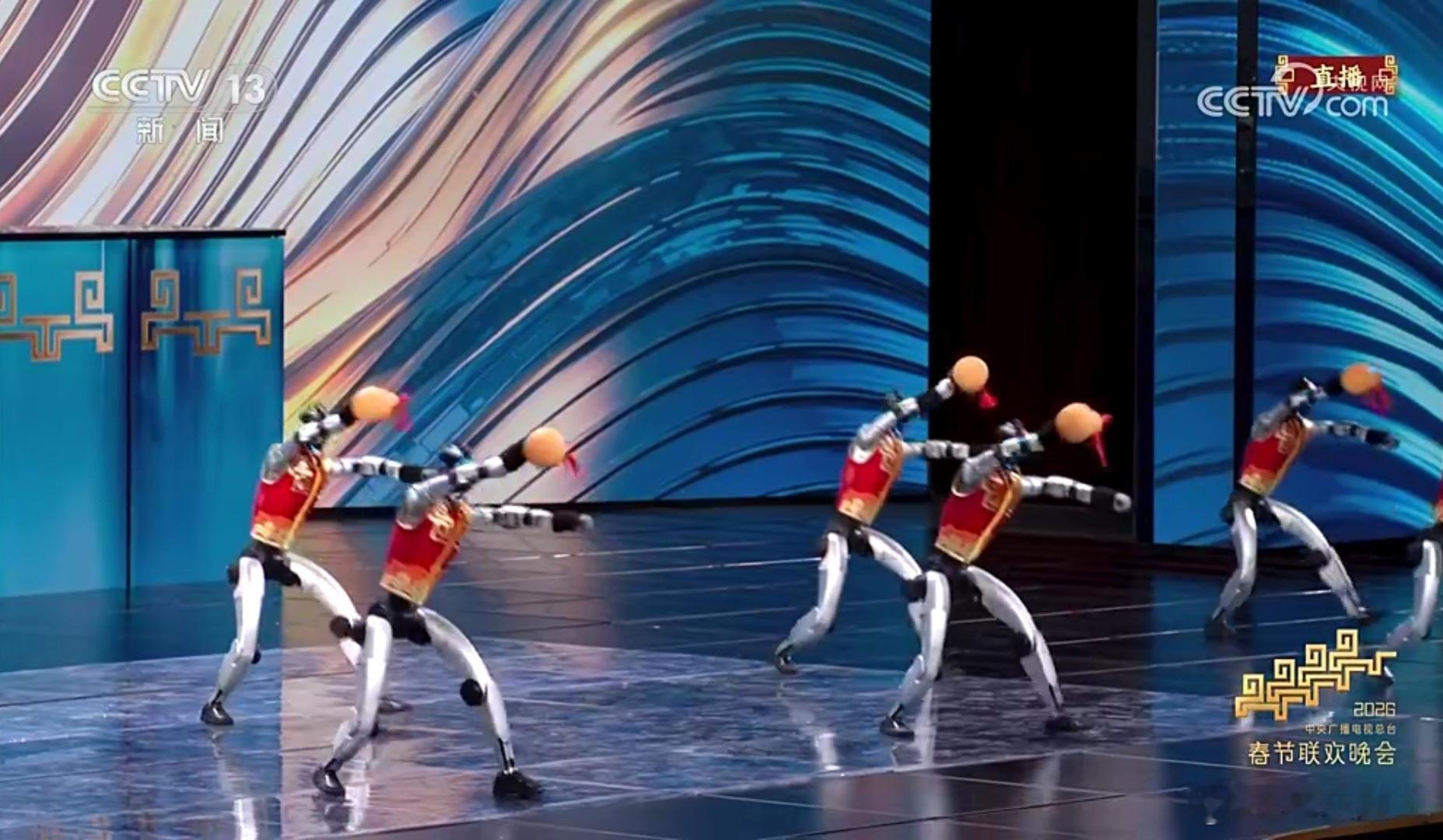 外国友人不要恐慌，这只是我们研究出来表演用的机器人，没有任何军事用途！大家一定不