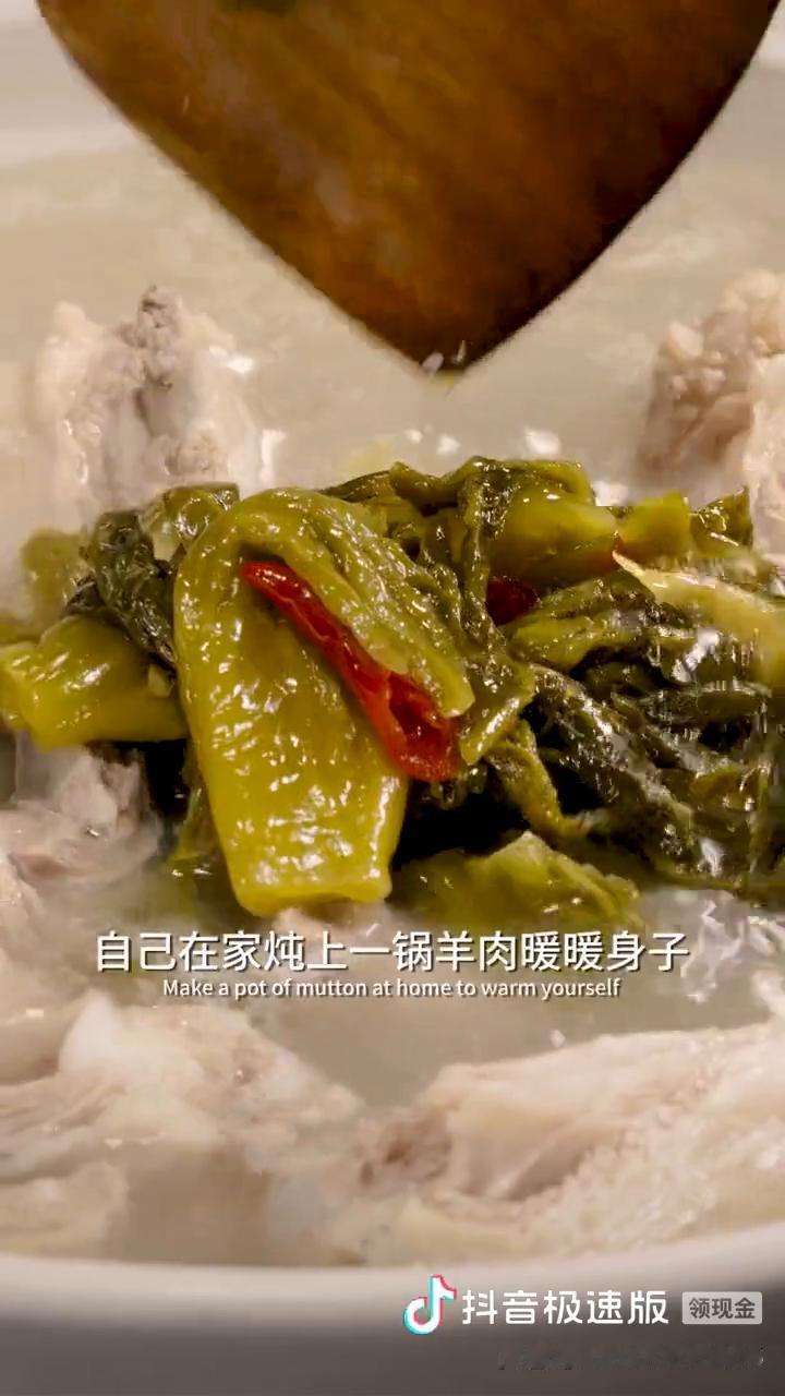 您一定想不到，四川的老板把内蒙的羊肉做成了招牌菜。虽然小店不大，但是天天排队，制