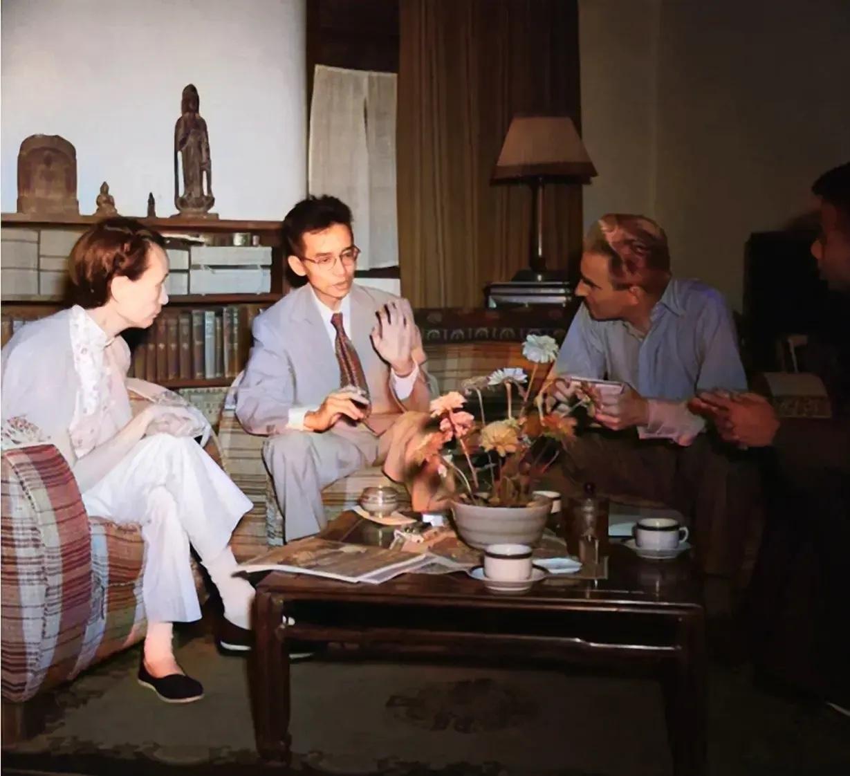 下图是1952年，林徽因在家里接待客人的一张照片。这个客厅，就是冰心暗讽的“太太
