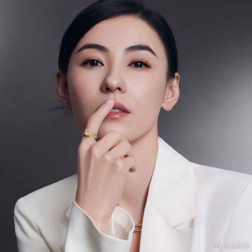 张柏芝体验尾波冲浪张柏芝的尾波冲浪片段看着好解压，浪花飞溅，海风阵阵，她沉浸在运
