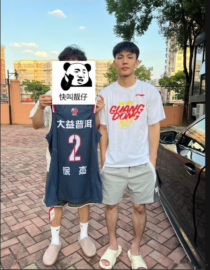 球迷社交媒体晒出与徐杰合照，徐杰应该广东男篮“最接地气”的球员了。 
