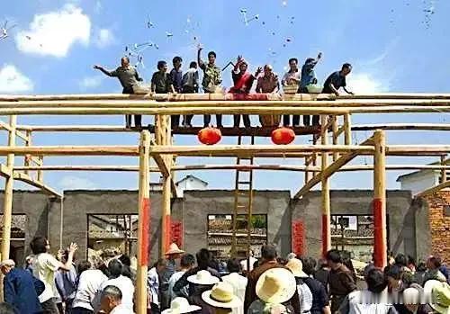 “抛梁”的习俗是不是全国各地都有呢？我原本以为抛梁一般只在农村会比较常见，但没有