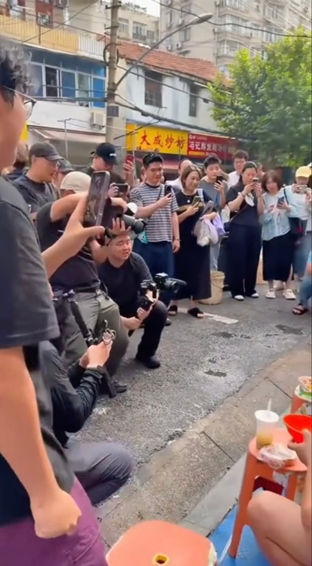 是路人还是工作人员？ 