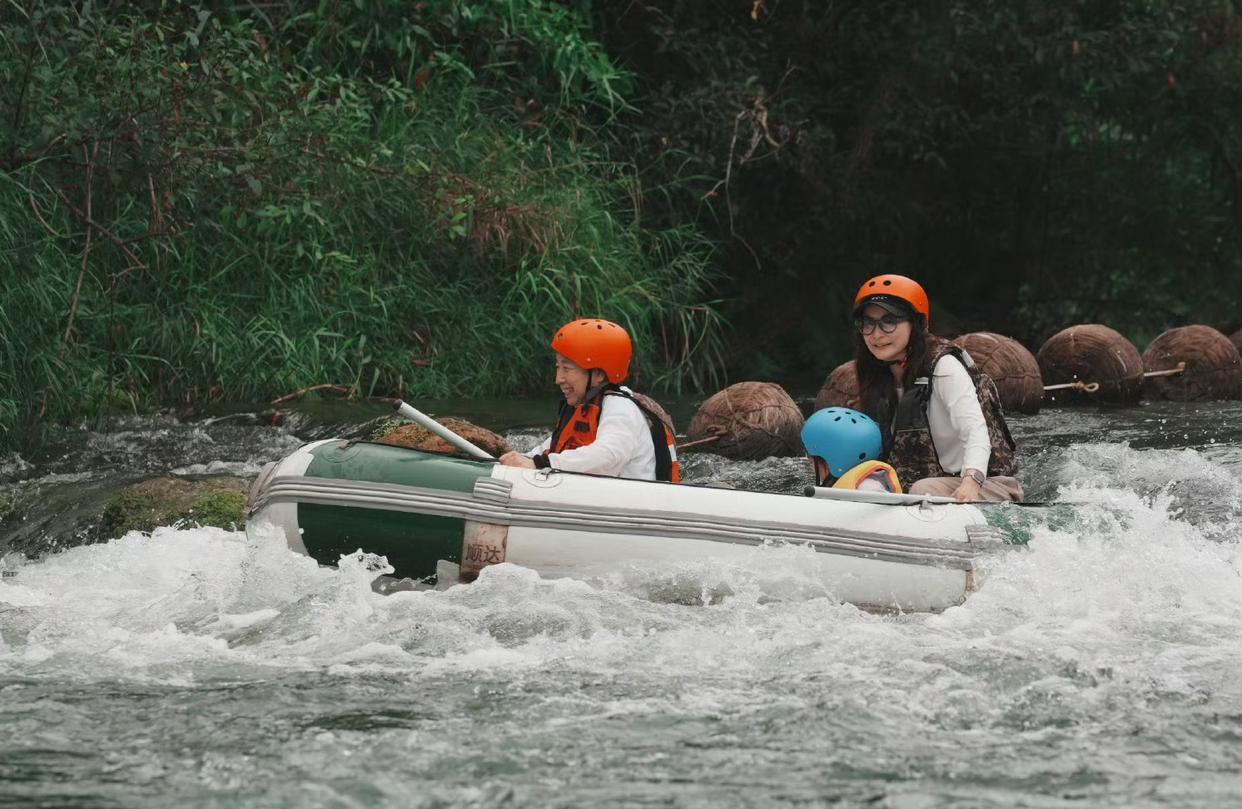 郭晶晶霍启刚带三个孩子游广西，夫妻俩低调松弛，孩子们有少年气，一家五口站在青山绿