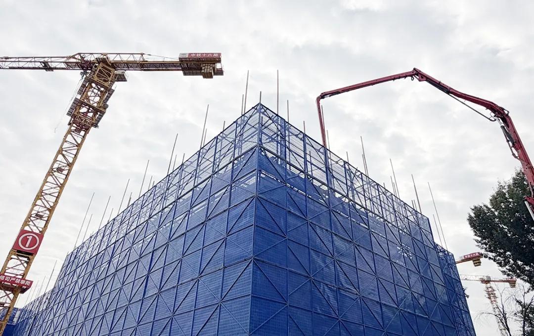 【顺义这所重点校扩建“进度条”刷新→】
塔吊林立
机械轰鸣
工程车辆往来穿梭
…