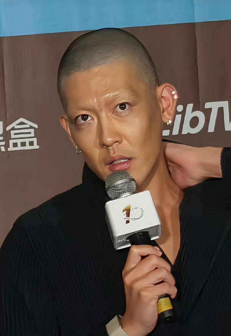 第十届平遥电影展，媒体老师镜头下，董子健温润如常，姜思达却像换了个人。剃了寸头，