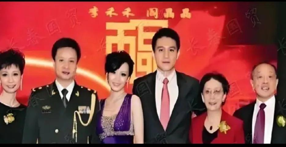 真有缘分，一家人长得太像了，女亲家长得像姐俩，新郎长得像岳父，又高又帅。仔细看他