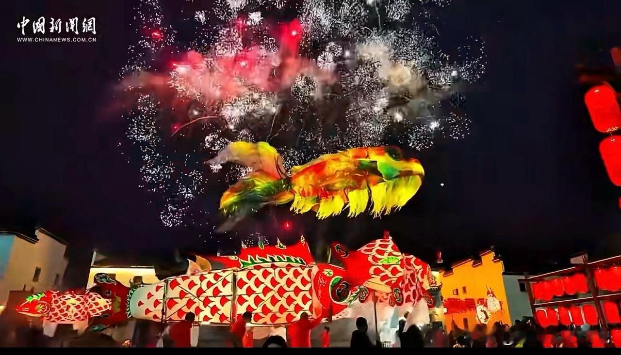 天空上游弋的鱼灯是怎么做到的？这是我一直很好奇的，这盏大鱼灯在天空上游弋的神态相