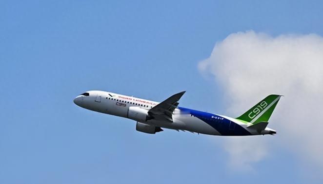 美国这一刀，确实捅到了C919最疼的地方！

2025年，本来应该是C919真正