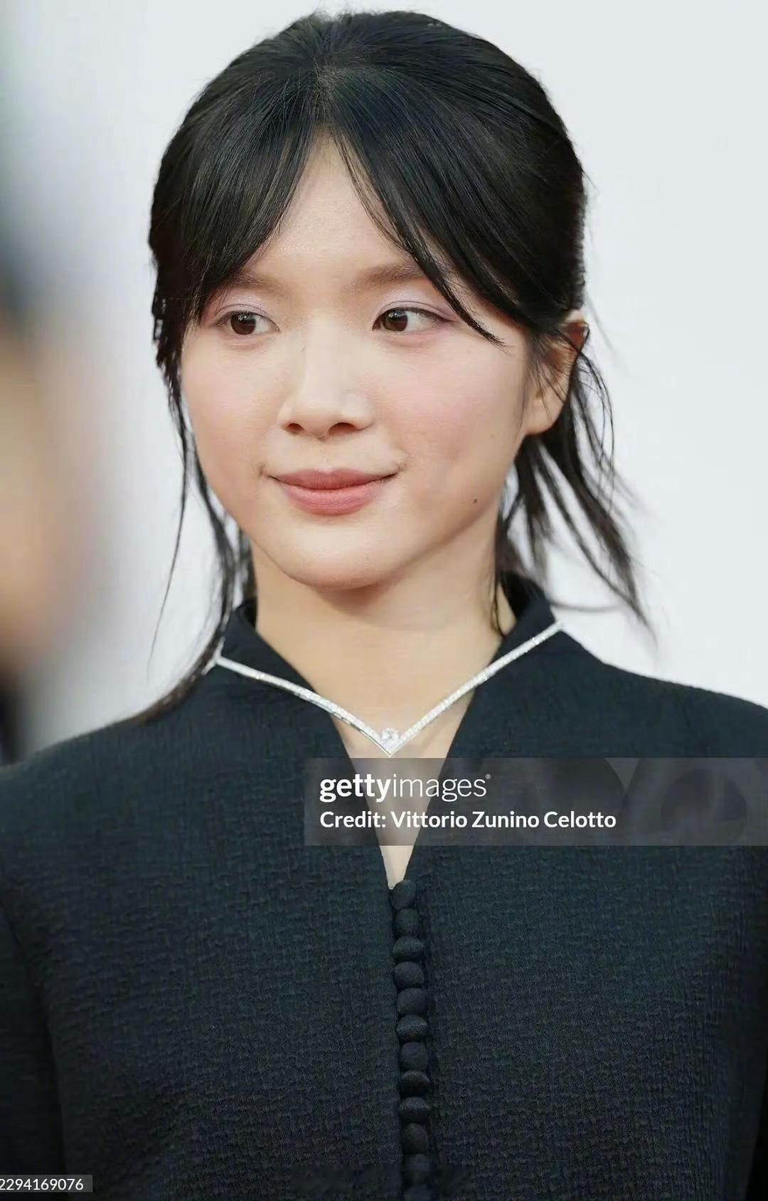 双奢加持！李思潼身穿Dior 2026秋冬系列黑色礼服，佩戴CHAUMET  J