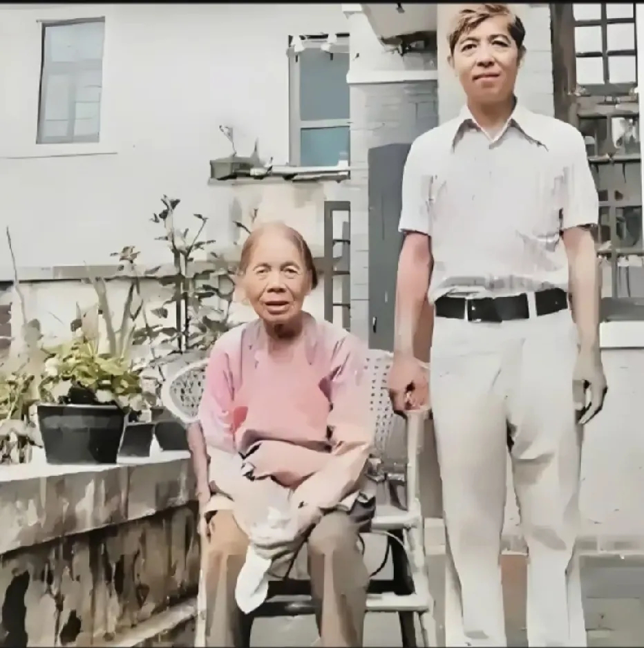 70年代，李宗仁的原配妻子李秀文和儿子在自家院中的一张留影，她活了一百岁，守了近