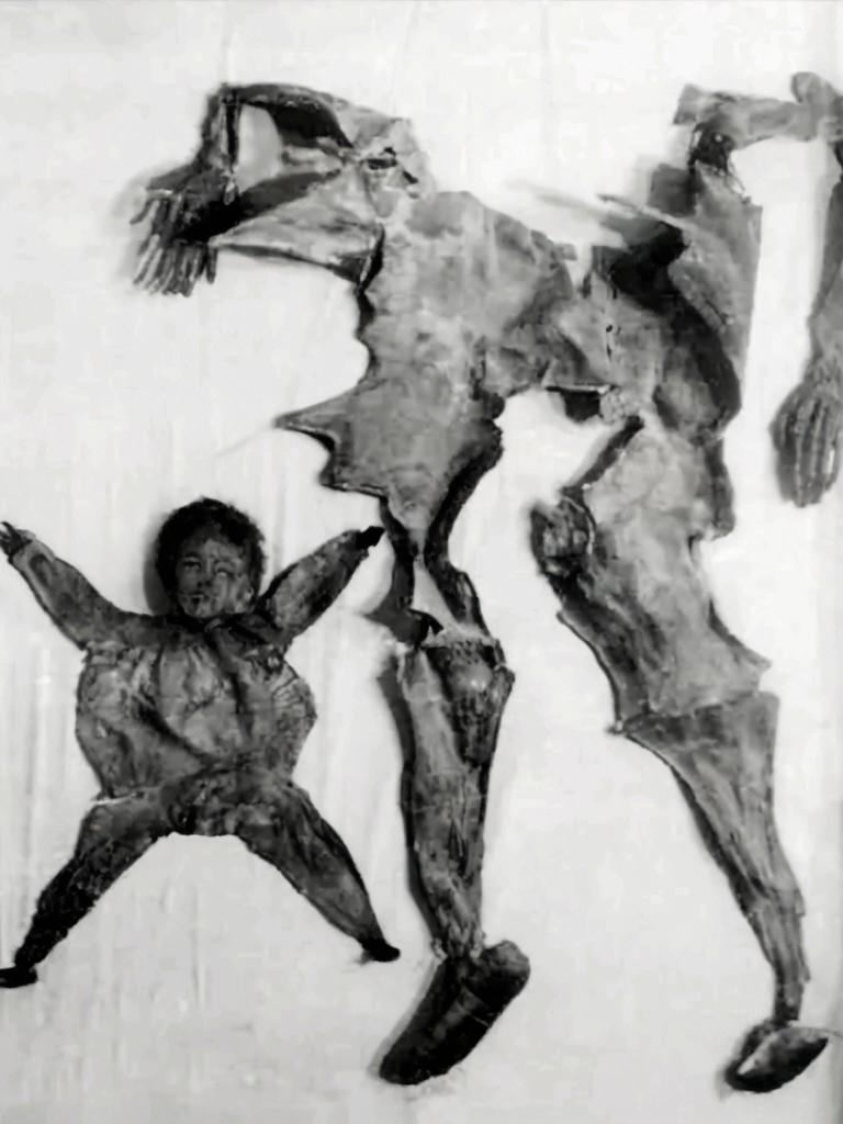 旧西藏农奴制下的人皮酷刑：被宗教外衣掩盖的人间炼狱。
 
1959年民主改革之前