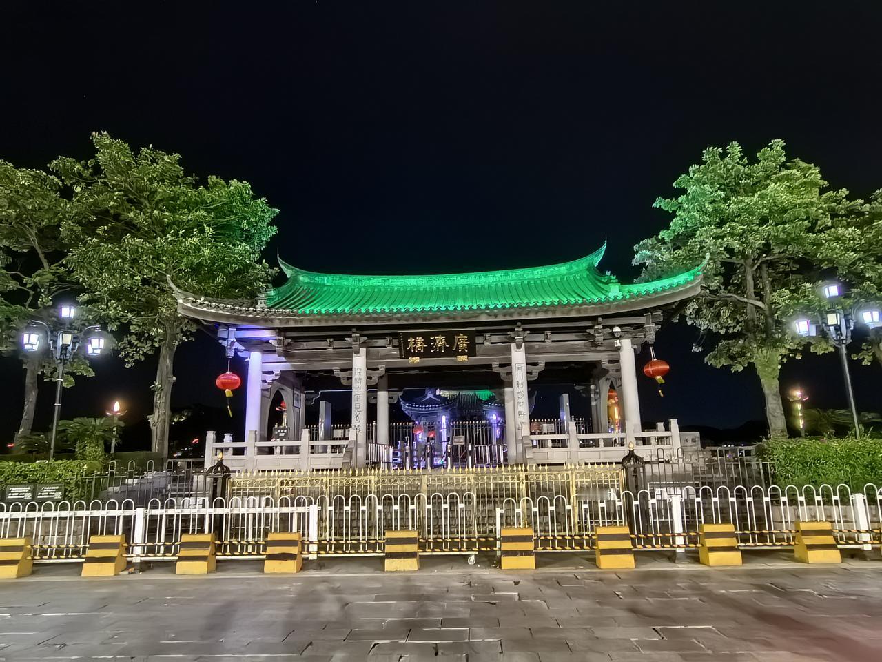 中国四大古桥～～广济桥，位于广东省潮州市古城东门外，横跨韩江。

广济桥，始建于