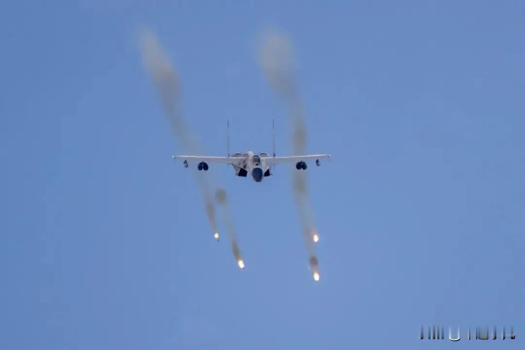 这画面感太强了！海军航空大学歼11火箭弹实弹射击画面曝光……

这场面真的是太强