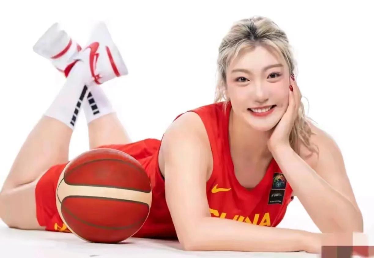 李梦化妆不违法！也不影响打球！爱美之心人皆有之，即使有些人不化妆，也没看到她比李