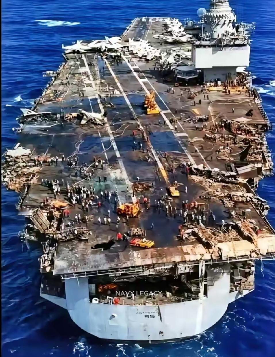 大火后向美国福特号航母，一片狼藉。