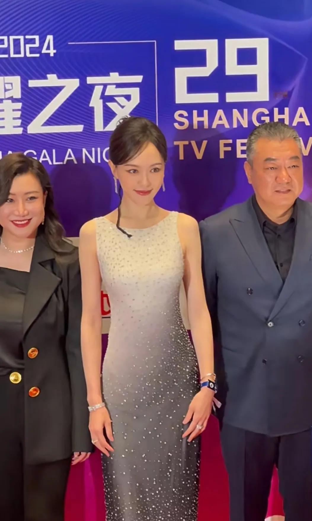 唐嫣白玉兰红毯造型太美了
身材也真的太出挑了
唐嫣总是美得很安心很稳定
给人岁月