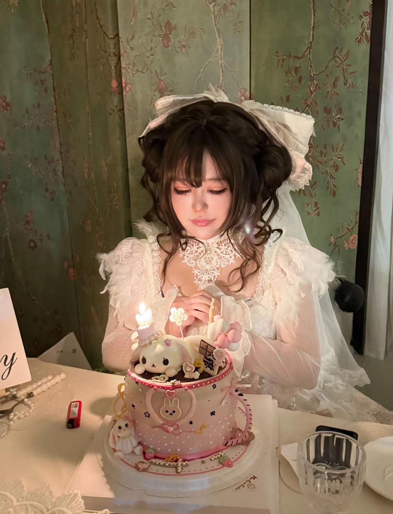 小棉袄生日，早上还特意给我订了一束花，与其说你的生日是妈妈的受难日，更想说你的生