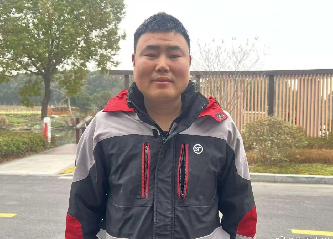 近日，嘉兴南湖区嘉城绿都秋菊苑河边，一名6岁女童不慎落水，顺丰快递员徐润听到呼救