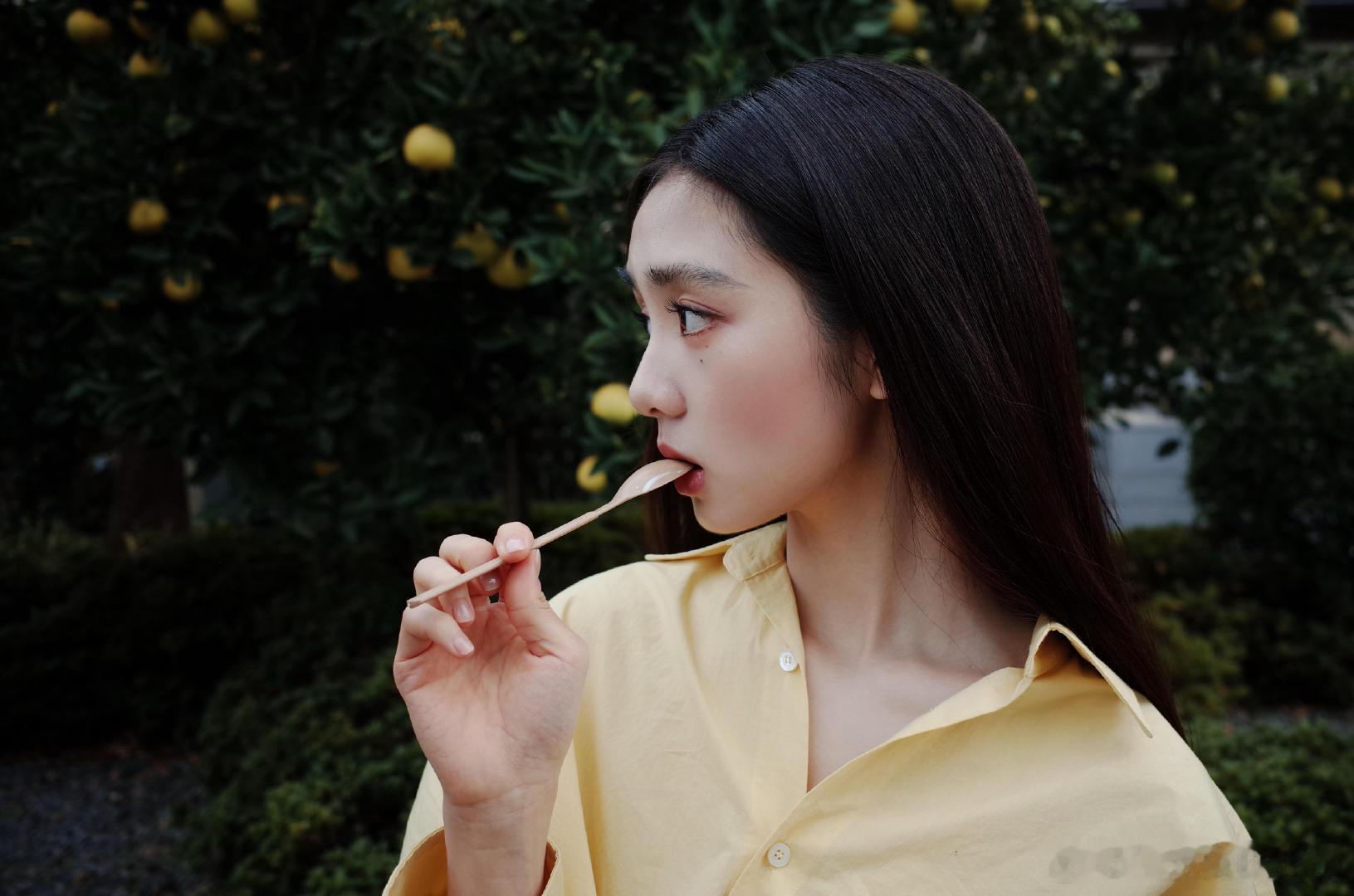 黄多多淡黄色衬衫被这组图戳中了，黄多多安安静静的时候很温柔，一做表情又古灵精怪。