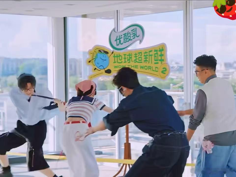 王玉雯拽刘宇宁领带 领带被拽的瞬间，刘宇宁应该想起来自己当初立的flag了。命运