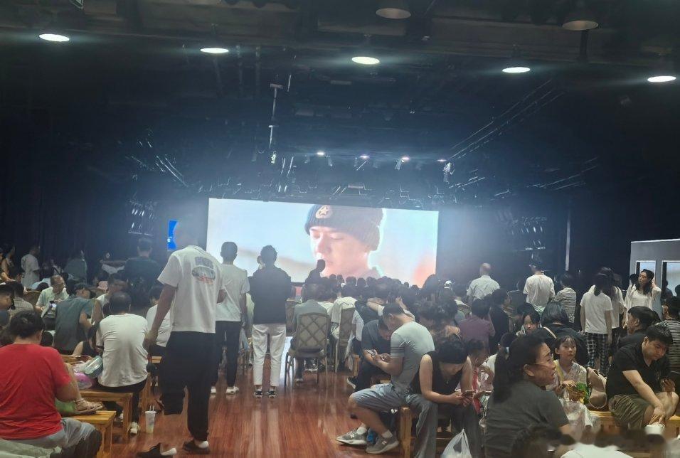 原来遇到的是以前的王一博[嘻嘻]大家都想看王一博，所以接下来的机会不要错过，9.