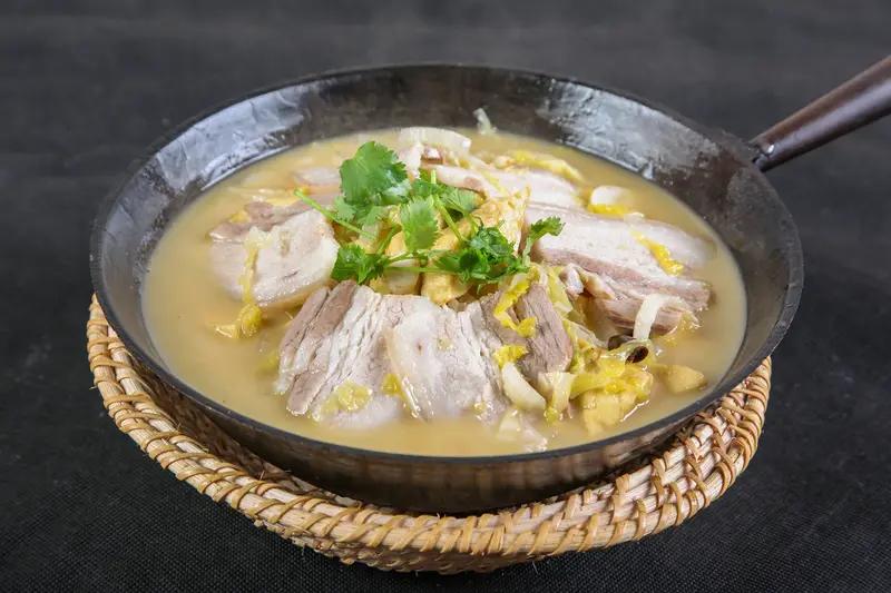 我家春节的餐桌，从腊月廿八就开始被各种传统美食占满了。
东北这边必做的酸菜白肉锅